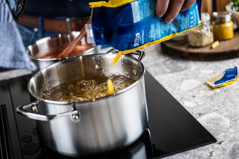 DUCQ Batterie de casseroles (Casserole ø 16 / 18 / 20 / 24 cm + Casserole ø 16 cm + Poêle ø 26 cm) + Couvercles - Aspiration descendante - Inox - Set 6 pièces