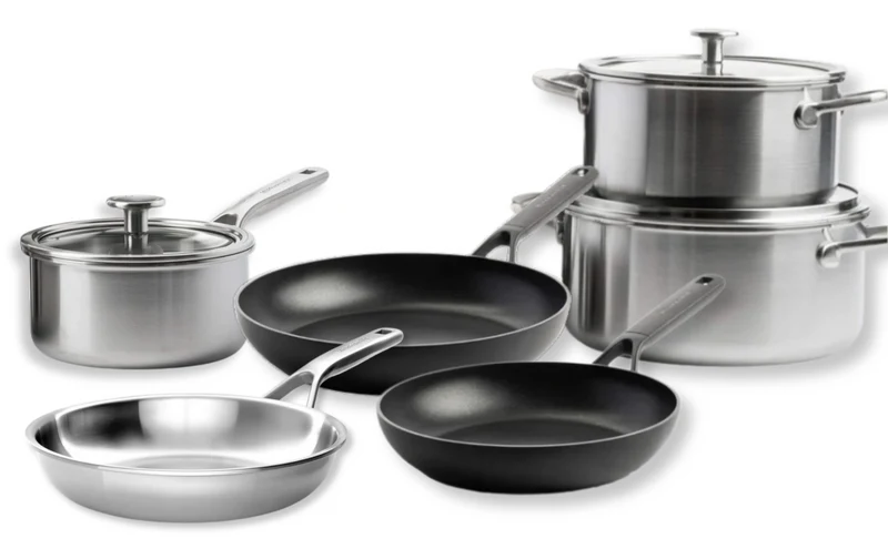 Ensemble de casseroles KitchenAid Multi-Ply Stainless Steel 6-pièces : casserole ø 20 et 24 cm, casserole ø 16 cm et poêle ø 24 cm + poêle Classic Forged ø 24 et 28 cm