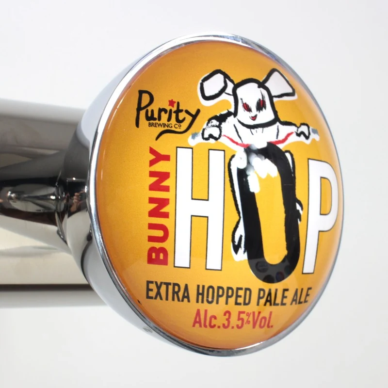 Cavaliers lumineux de pompe à bière frogeye et macaron publicitaire effet loupe