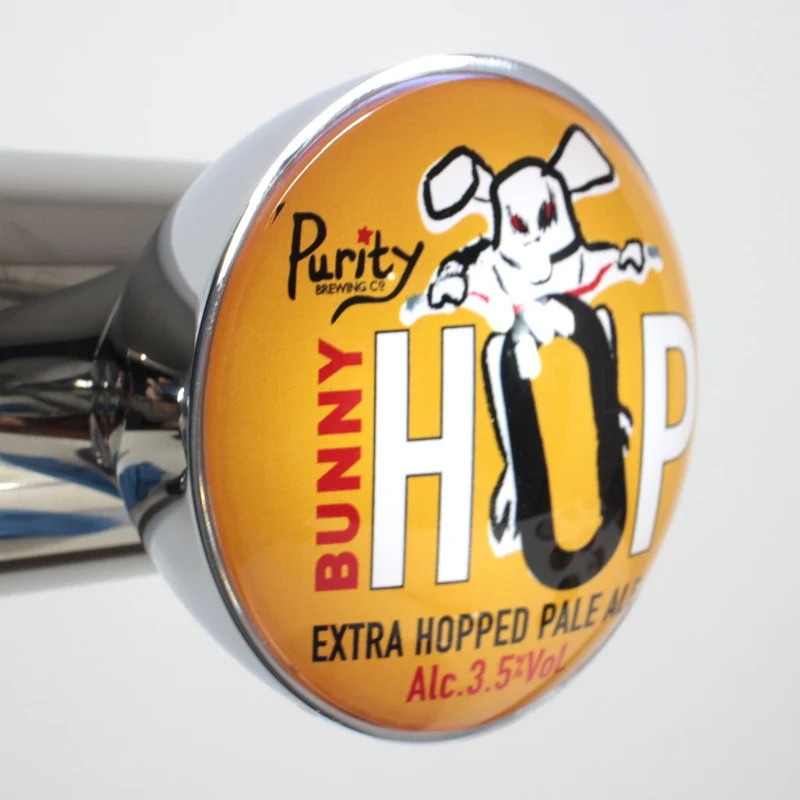 Cavaliers lumineux de pompe à bière frogeye et macaron publicitaire effet loupe