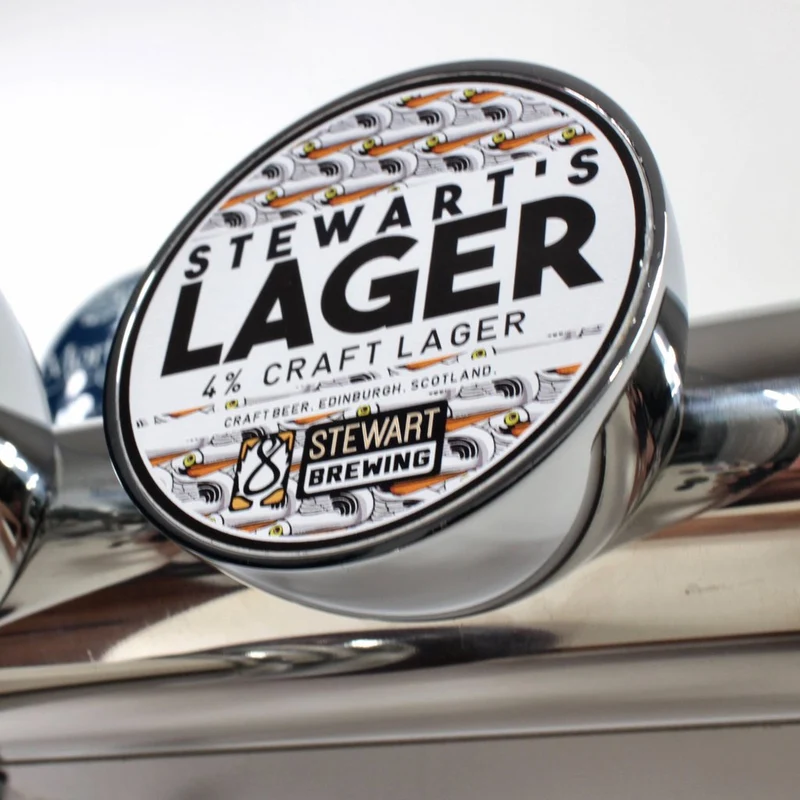 Cavaliers de pompe à bière guest et macaron publicitaire
