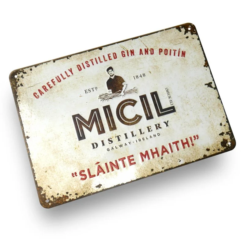 Des enseignes de bière en métal embossé et des signes en métal