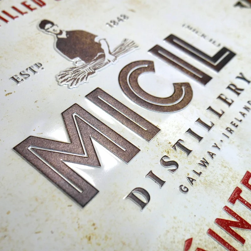 Des enseignes de bière en métal embossé et des signes en métal