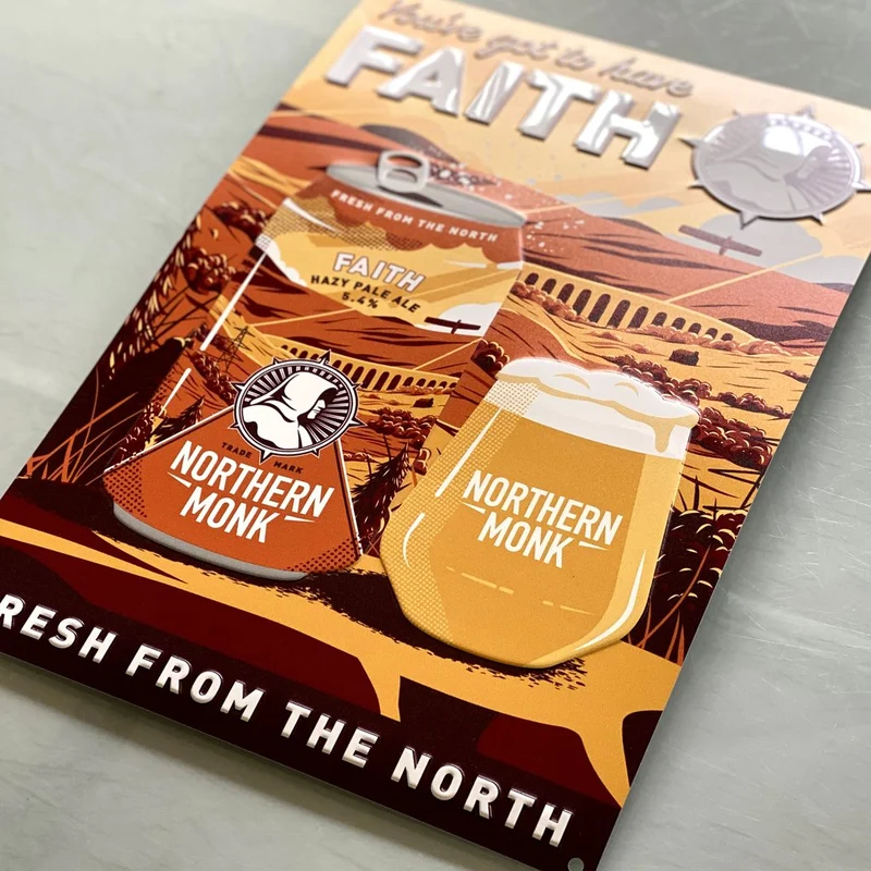 Des enseignes de bière en métal embossé et des signes en métal