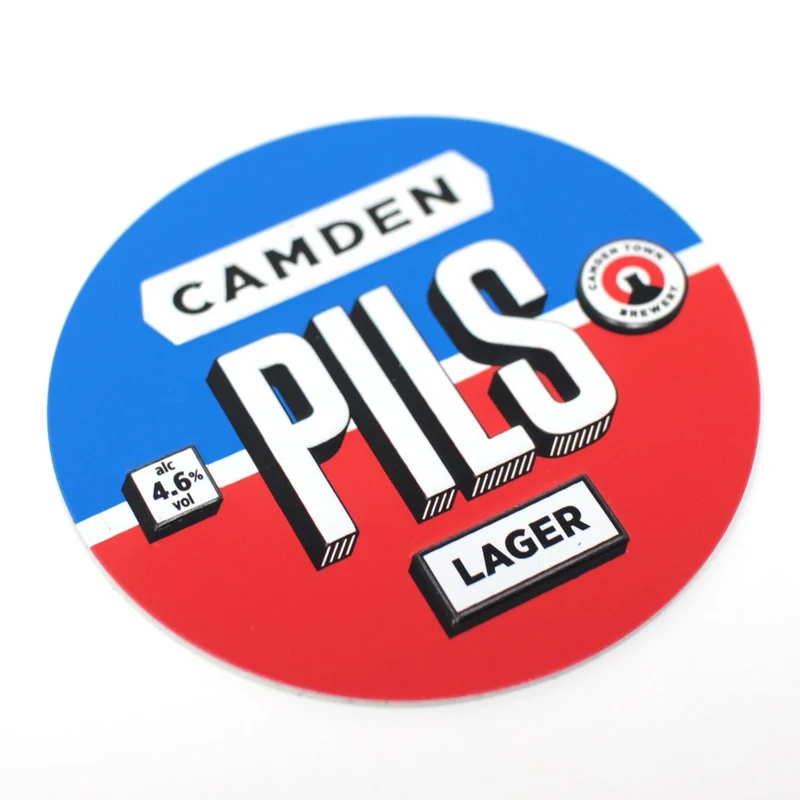 Cavaliers de pompe à bière métalliques et macaron publicitaire