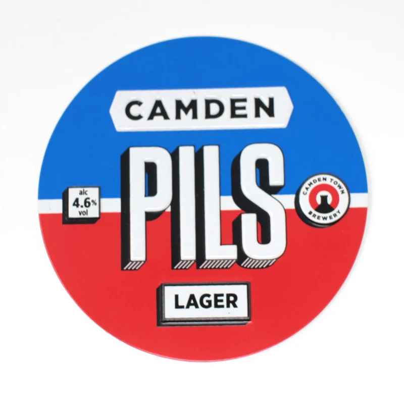 Cavaliers de pompe à bière métalliques et macaron publicitaire