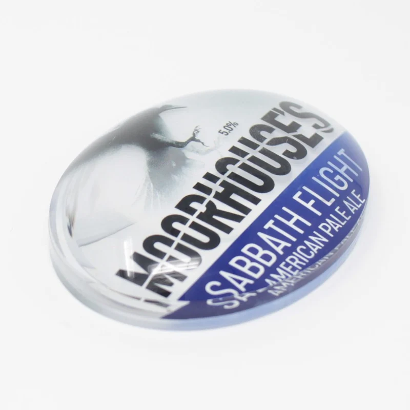 Cavaliers lumineux de pompe à bière holographiques et macaron publicitaire