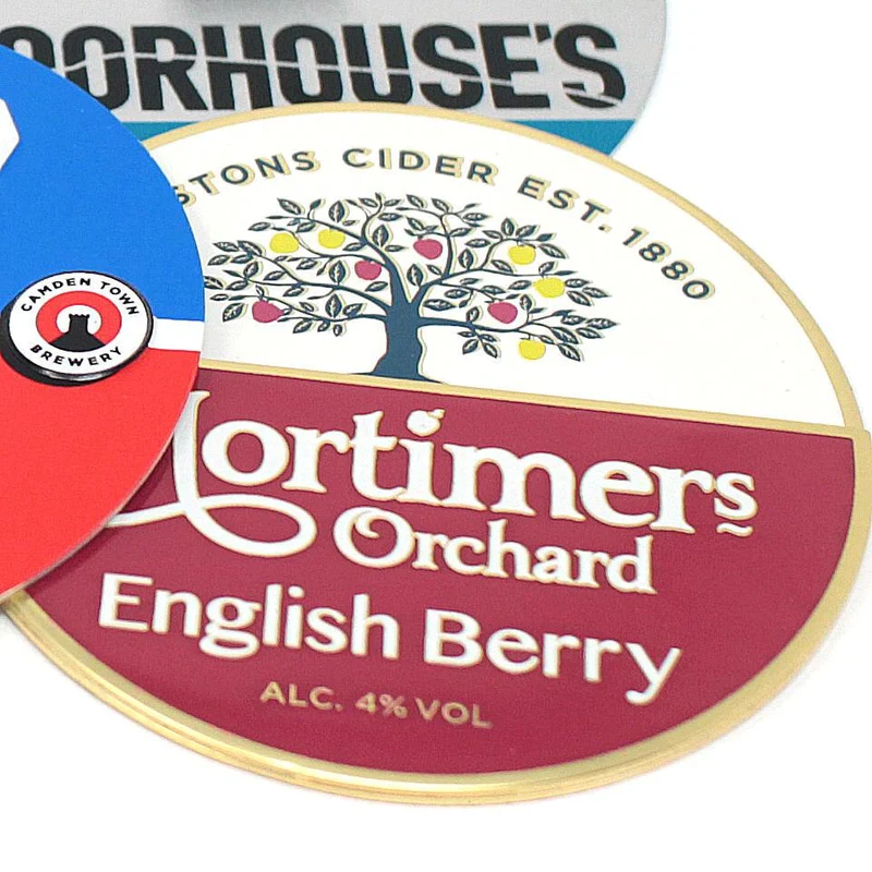 Cavaliers de pompe à bière en laiton et macaron publicitaire