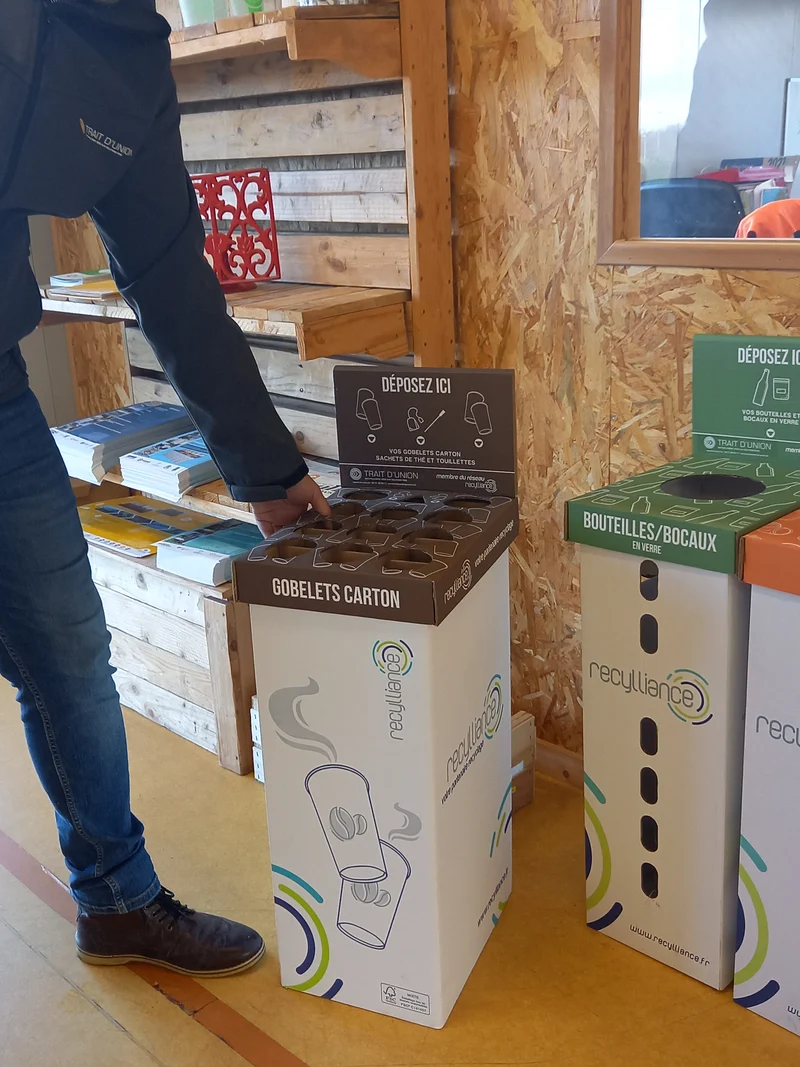 Borne de recyclage gobelets carton / Département Vendée et ville de Nantes