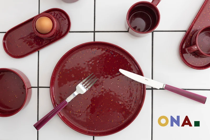 Ensemble de vaisselle ONA Fika Burgundy 12 pièces / 4 personnes - 4 assiettes à dîner, 4 assiettes à petit-déjeuner et 4 bols