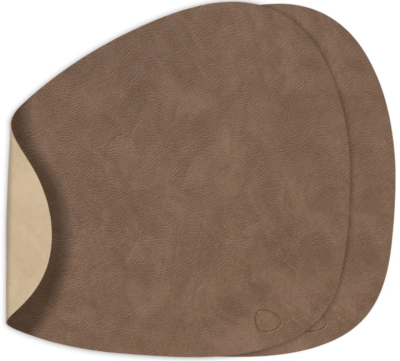 Sets de table LIND DNA Nupo - Cuir - Marron / Sable - réversibles - Courbés - 44 x 37 cm - 2 Pièces