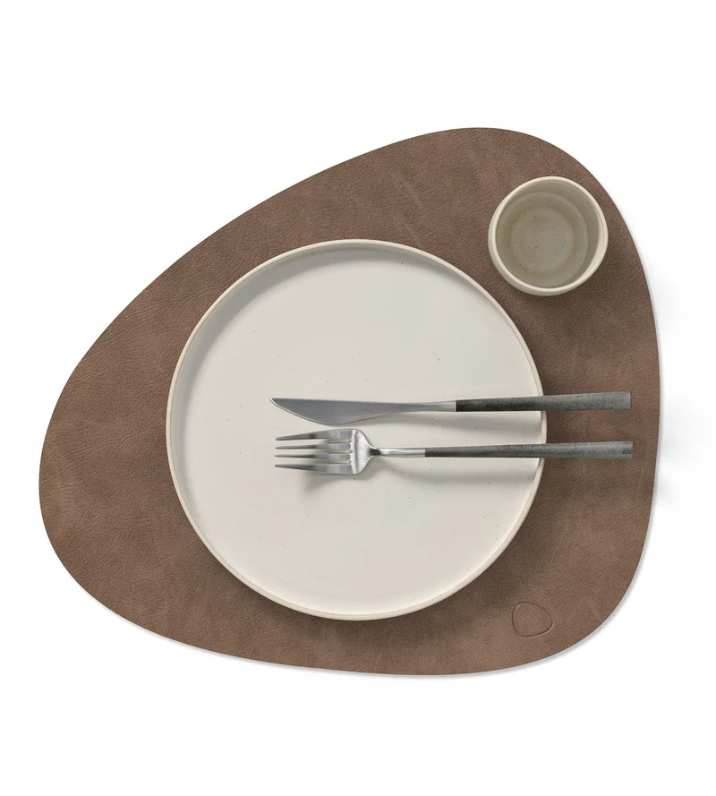 Sets de table LIND DNA Nupo - Cuir - Marron / Sable - réversibles - Courbés - 44 x 37 cm - 2 Pièces